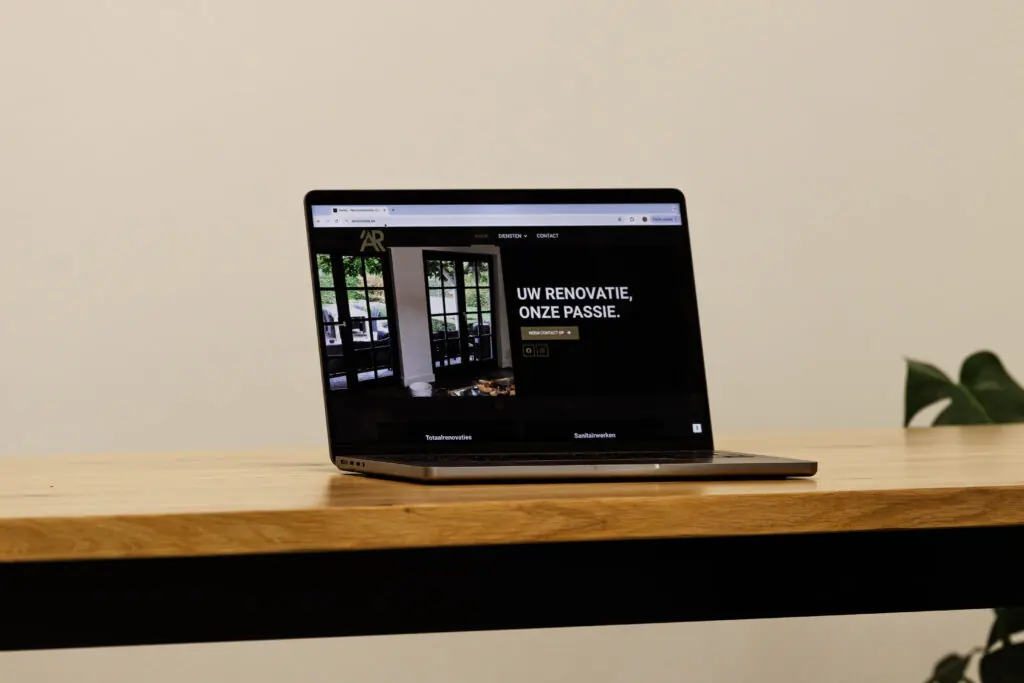Website AR Renovatie op een laptop